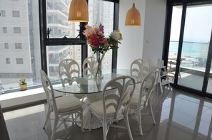Elite Apartment, 3 Bedrooms | In-room dining - Isra Home Yitshak Sadeh 6 Apartment (Bat Yam)