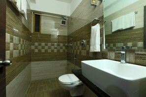 Suite | Bathroom | Shower, free toiletries