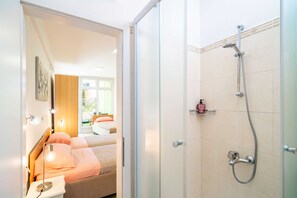 Monolocale Standard, terrazzo, vista mare | Bagno | Doccia, asciugacapelli, asciugamani, carta igienica
