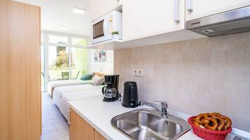 Estúdio premium, terraço, vista para o mar | Cozinha privada | Geladeira, micro-ondas, cooktop, cafeteira/chaleira