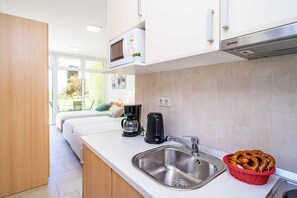 Estúdio premium, terraço, vista para o mar | Cozinha privada | Geladeira, micro-ondas, cooktop, cafeteira/chaleira