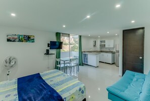 Apartment | Individuell dekoriert, Schreibtisch, kostenloses WLAN, Bettwäsche