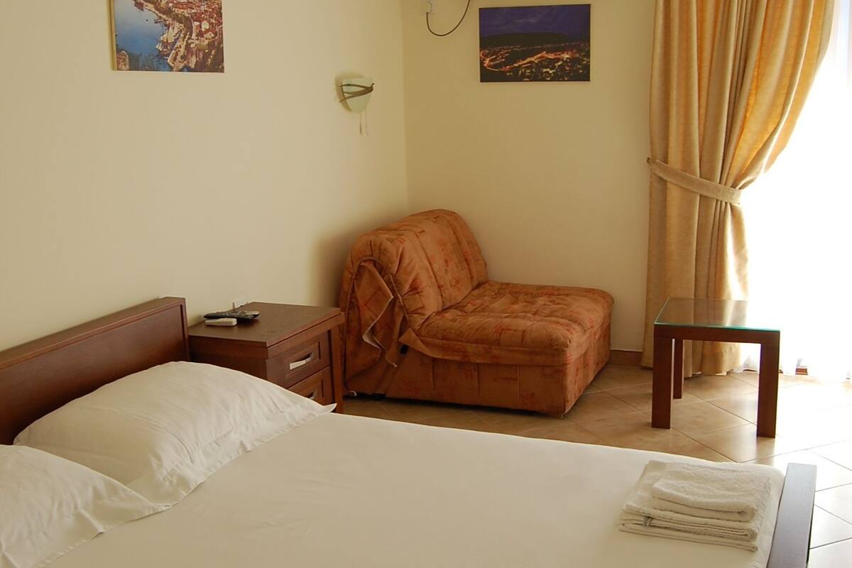 double room, sea view | 1 bedroom, desk, iron/ironing board, free wifi