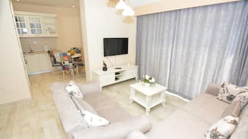 Departamento, 2 habitaciones, Terraza, vista al mar | Sala de estar | Televisión de pantalla plana