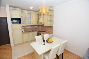 Apartment, 1 Schlafzimmer, Terrasse, Meerblick | Essbereich im Zimmer