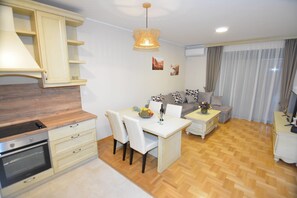Apartment, 1 Schlafzimmer, Terrasse, Meerblick | Wohnzimmer | Flachbildfernseher
