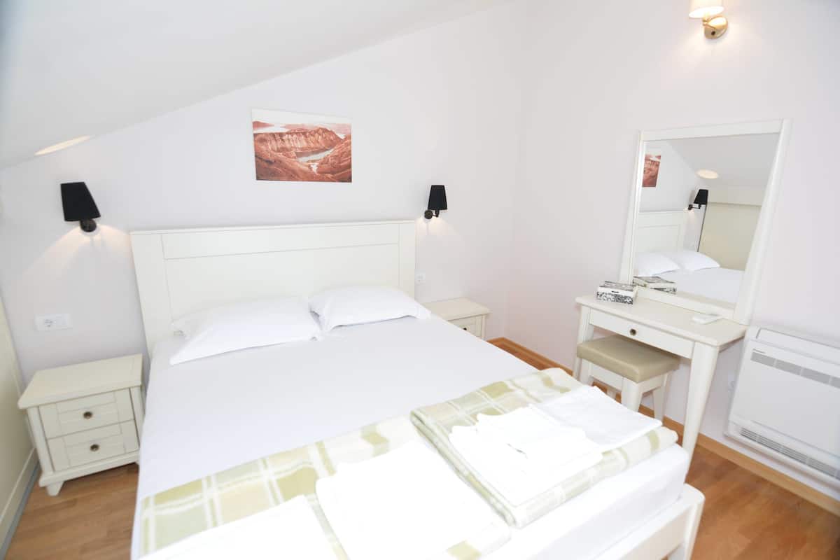 Appartement, 2 chambres, terrasse, vue mer | 1 chambre, bureau, fer et planche à repasser, Wi-Fi gratuit