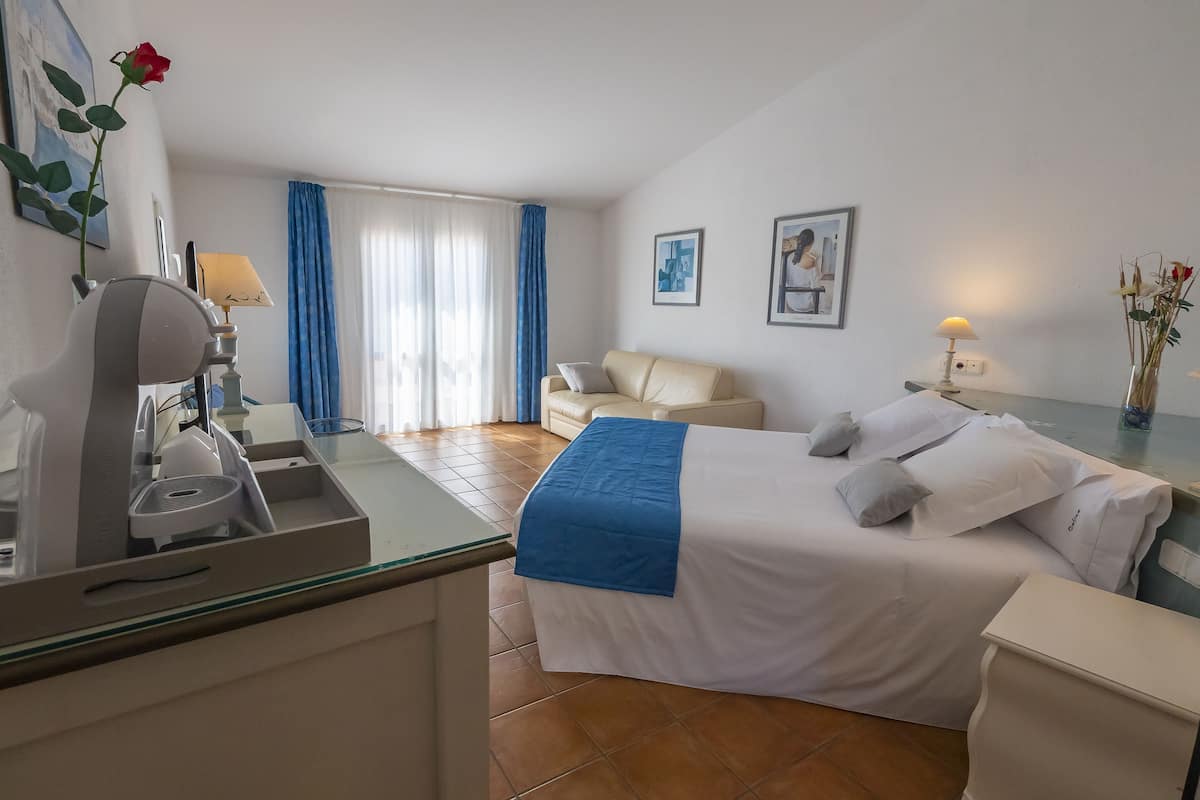 Junior suite, 1 kingsize bed, balkon | 1 slaapkamer, een kluis op de kamer, een bureau, gratis wifi