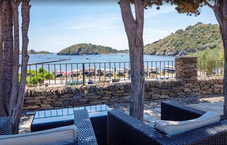 Terraza o patio. Hotel Calina