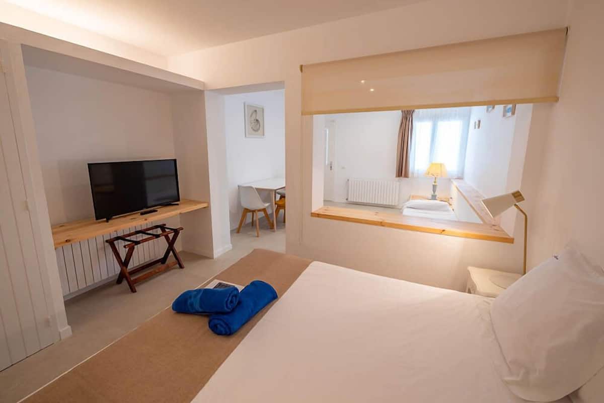 客房内保险箱、办公桌、免费 WiFi、床单