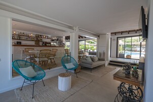 Bar junto a la piscina