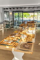 Café da manhã com buffet todos os dias (EUR 12 por pessoa) 