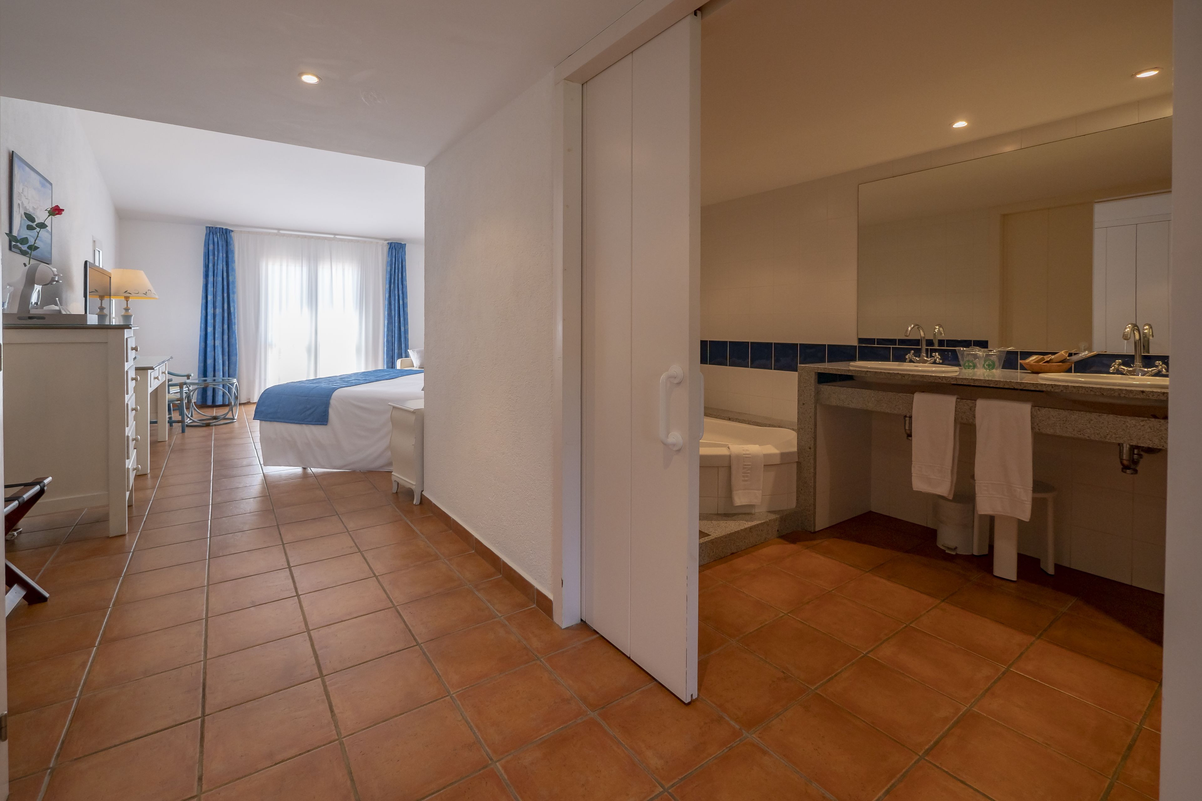 junior suite, 1 king bed, balcony | 1 bedroom, in-room safe, desk, free wifi
