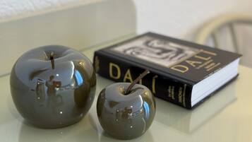 Dos manzanas decorativas y un libro sobre una mesa.