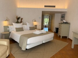 Suíte júnior, 1 cama King, sacada | Cofres nos quartos, escrivaninha, Wi-Fi de cortesia, roupa de cama