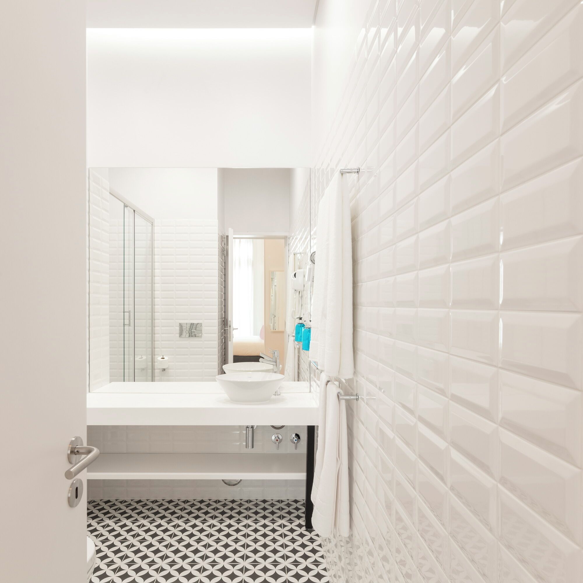 Studio | Badkamer | Een douche, een regendouche, gratis toiletartikelen, een haardroger