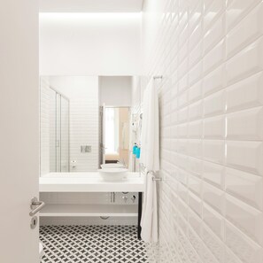 Studio | Salle de bain | Douche, douche cascade, articles de toilette (gratuits)