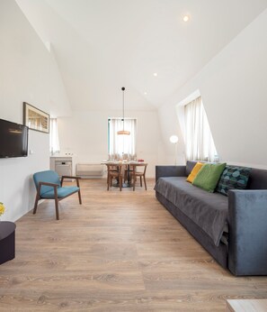 Toetasjesleilighet, 1 soverom | Oppholdsområde | Flatskjerm-TV