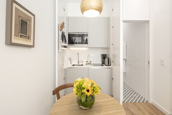 Studio | Private kitchenette | Fridge, microwave, oven, stovetop