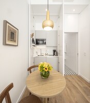 Studio | Private kitchenette | Fridge, microwave, oven, stovetop