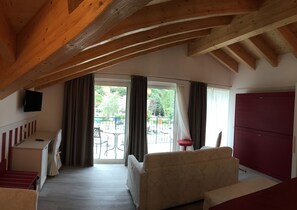 Junior Suite, Balcony | In-room safe, desk, soundproofing, iron/ironing board - Hotel Resort Le Vele (Domaso)