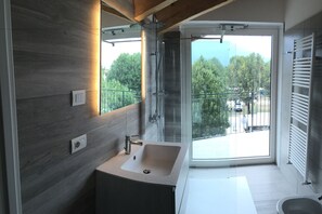 Douche, articles de toilette gratuits, sèche-cheveux