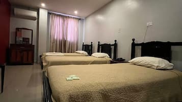 Habitación triple clásica | Ropa de cama de alta calidad y escritorio