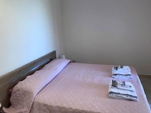 Free WiFi, bed sheets