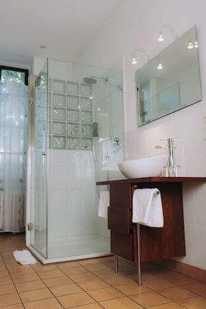 Suite | Bathroom | Hair dryer, towels, soap, shampoo - Hotel ZweiLinden (Meckenheim)