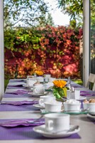 Café da manhã com buffet diário (EUR 14.50 por pessoa) 