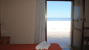 A room with a bed, a window, and a view of the beach. - Hotel South Paradise (Palmi)