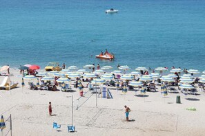 Playa privada, camastros, sombrillas y buceo