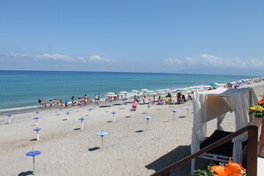 Playa privada, camastros, sombrillas y buceo