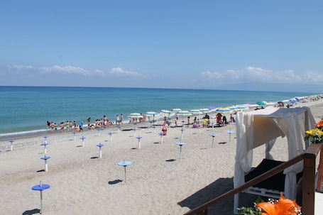Playa privada, sillas reclinables de playa, sombrillas, buceo