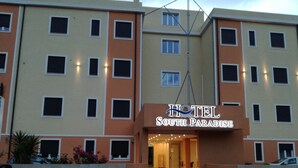 A multi-story hotel with a sign reading "Hotel South Paradise". - Hotel South Paradise (Palmi)