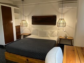 Deluxe Double Room, 1 Queen Bed (Anaranjado) | Desk, soundproofing, free WiFi, bed sheets