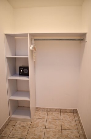 Dobbeltrom – classic, ikke-røyk, eget bad (Roja) | Skrivebord, lydisolert, wi-fi (inkludert) og sengetøy