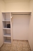 Desk, soundproofing, free WiFi, bed sheets