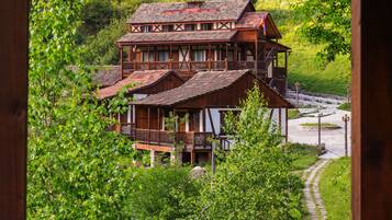 Cabaña Confort, varias camas, balcón, vista al lago | Vista del balcón