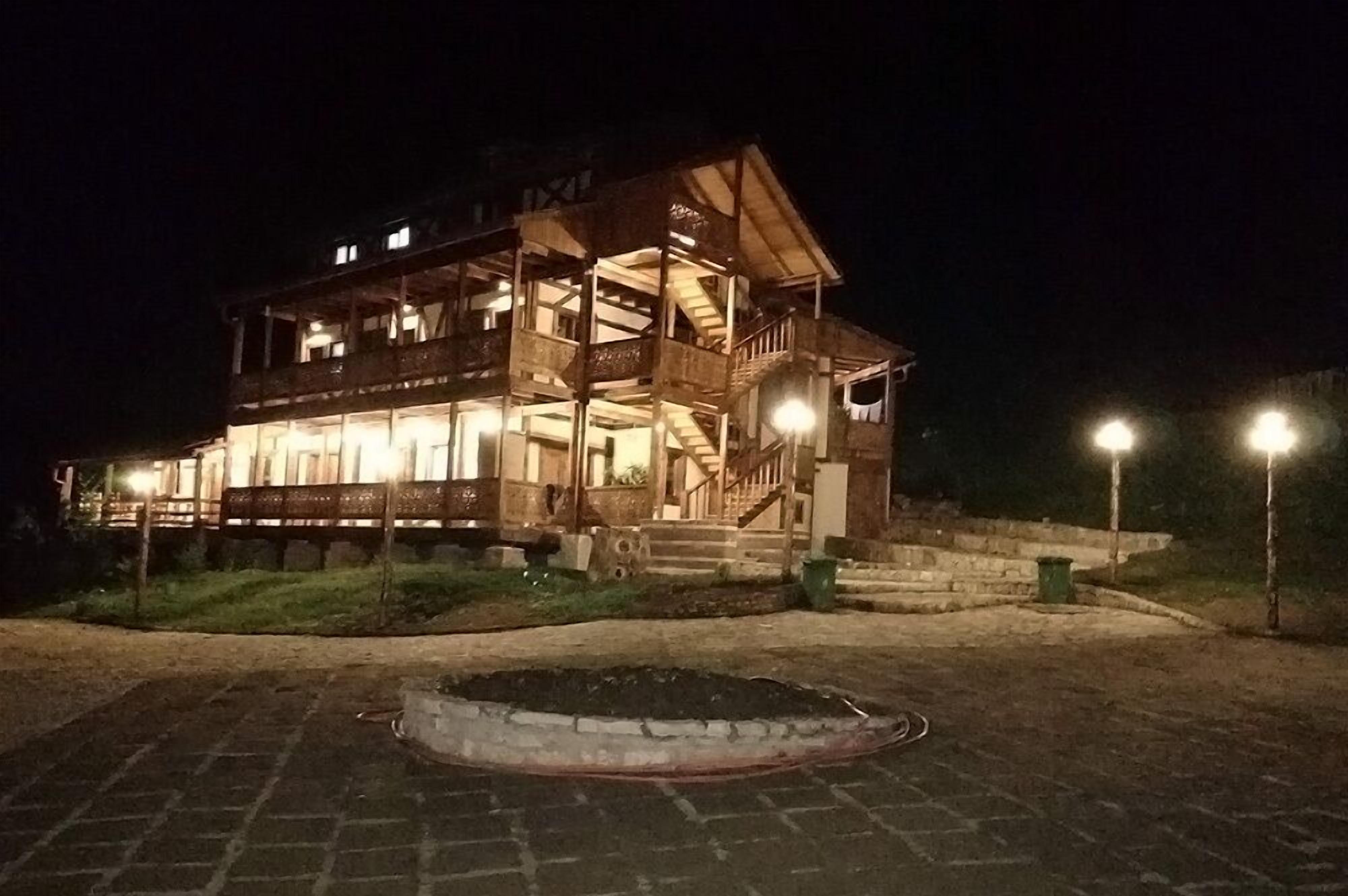 Un bâtiment en bois à deux étages, doté de balcons et d’un escalier.