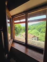 Quarto casal econômico | Camas Select Comfort, cofres nos quartos, individualmente decorados