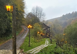 住宿正面 - 傍晚/夜晚