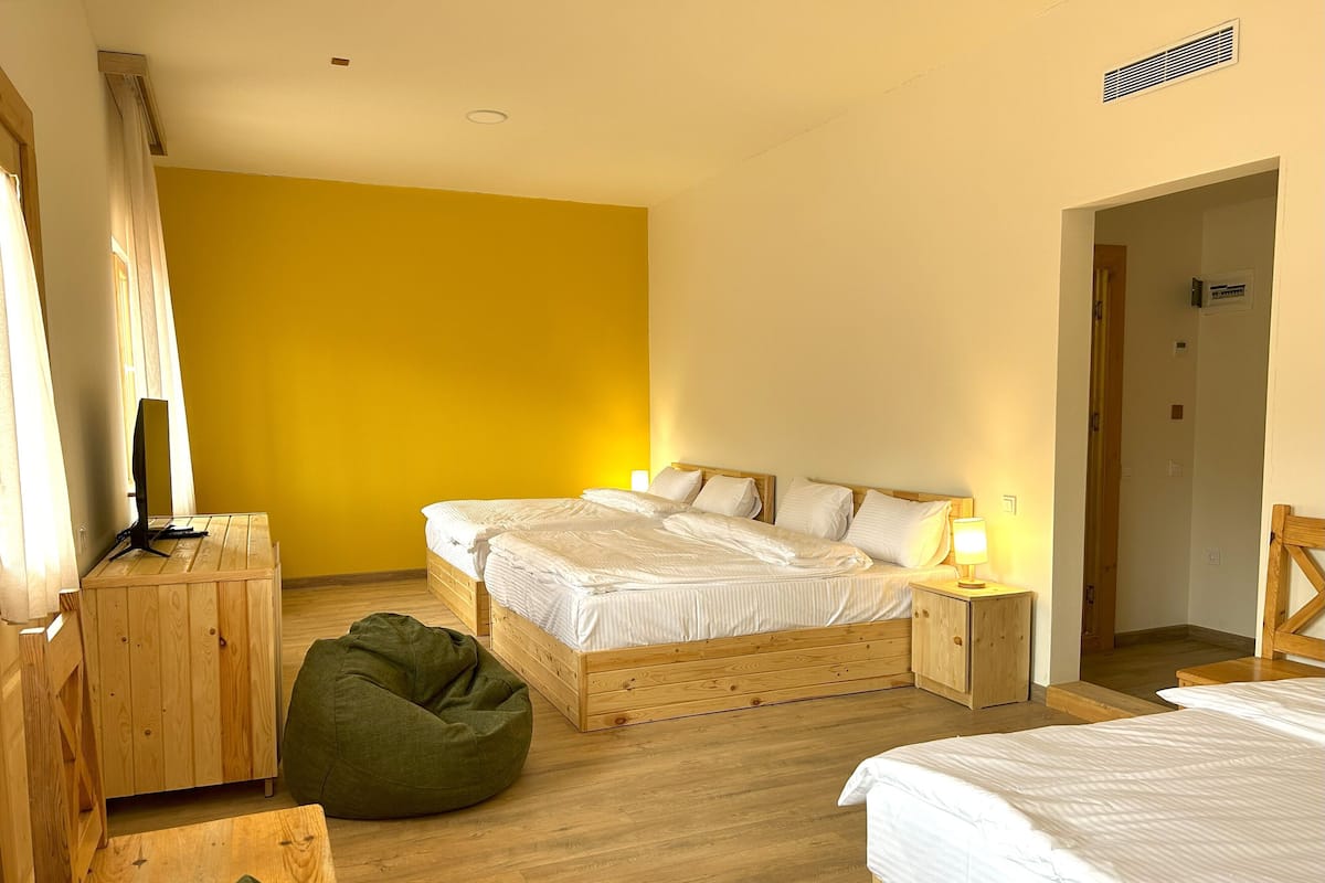 Habitación familiar, varias camas, balcón, vista al río | 1 habitación, camas Select Comfort y caja de seguridad en la habitación