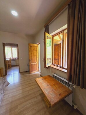 Colchones Select Comfort y caja de seguridad en la habitación 