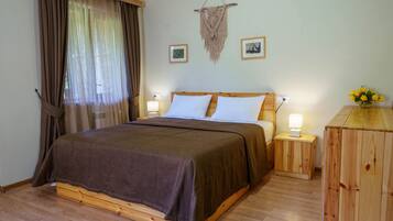 Cabaña Confort, varias camas, balcón, vista al lago | Camas Select Comfort y caja de seguridad en la habitación