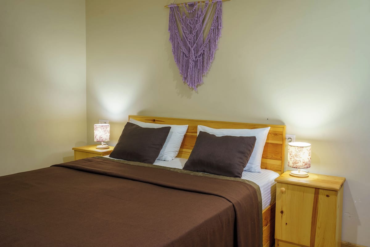 Klassieke tweepersoonskamer, 1 queensize bed, balkon, uitzicht op meer | Select Comfort-bedden, een kluis op de kamer, een bureau
