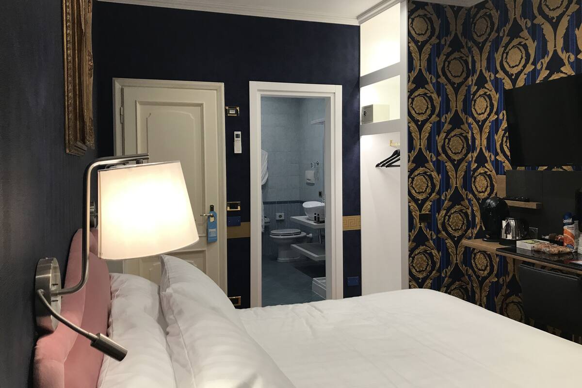 Premium bedding, in-room safe, desk, free cots/infant beds