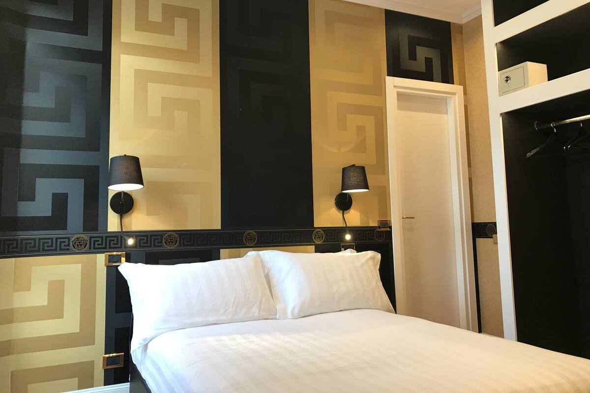 Premium bedding, in-room safe, desk, free cots/infant beds