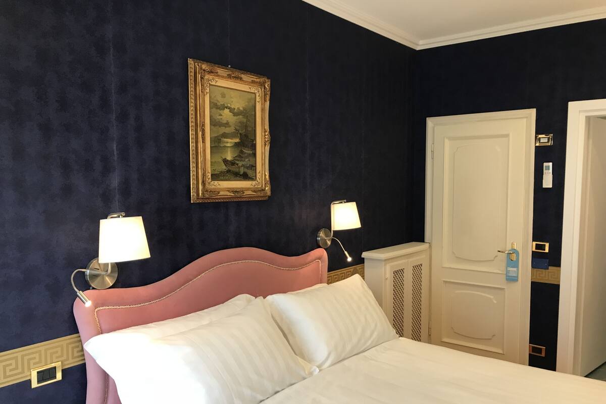Premium bedding, in-room safe, desk, free cots/infant beds