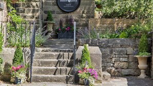 A stone building with a sign for 'Sheriff & Lodge' offering bed and breakfast. - Sheriff Lodge (Matlock)